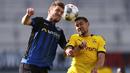 Pemain Borussia Dortmund, Raphael Guerreiro, berebut bola dengan pemain SC Paderborn 07, Dennis Srbeny, pada laga Bundesliga di Stadion Benteler, Minggu (31/5/2020). Borussia Dortmund menang dengan skor 6-1 SC Paderborn 07. (AP/Lars Baron)