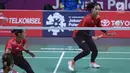 Ganda putri Indonesia, Della Destiara Haris/Rizki Amelia Pradipta mengembalikan kok ke arah pemain Jepang, Misaki Matsumoto/Ayaka Takahashi pada semifinal Bulutangkis Beregu Putri Asian Games 2018, Jakarta, Selasa (21/8). (Liputan6.com/Helmi Fithriansyah)