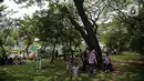 <p>Warga bersantai di halaman luar Monumen Nasional (Monas) Jakarta, Kamis (5/5/2022). Meski kawasan Monas masih ditutup sejak awal pandemi COVID-19 pada Maret 2020 lalu namun tidak menyurutkan minat warga untuk bisa berwisata yaitu dengan memanfaatkan kawasan luar monumen tersebut. (Liputan6.com/Faizal Fanani)</p>