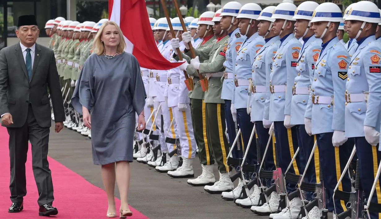 Menteri Pertahanan Republik Indonesia, Sjafrie Sjamsoeddin menerima kunjungan kehormatan Menteri Pertahanan Republik Ceko, H.E Jana Cernochov di Kementerian Pertahanan, Jakarta, Selasa 18 Februari 2025. (BAY ISMOYO/AFP)