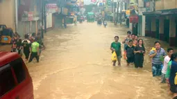 Banjir melanda Filipina di Kota Condon, Ilocos sur, Filipina, Senin (24/8/2015). Banjir tersebut akibat hujan deras yang dibawa oleh Topan Goni yang kini diperkirakan menuju Jepang. (AFP Photo)