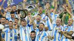 Argentina menjuarai Copa America 2024 usai mengalahkankan Kolombia 1-0 lewat babak perpanjangan waktu di final Copa America 2024 yang digelar di Hard Rock Stadium, Florida, Amerika Serikat, Senin (15/7/2024) pagi WIB. Saat Lionel Messi harus ditarik keluar pada menit ke-66 karena cedera, Lautaro Martinez menjelma jadi pahlawan Argentina dengan gol tunggalnya pada menit ke-112. Lautaro Martinez sendiri baru dimasukkan pada menit ke-96 menggantikan Julian Alvarez. (AP Photo/Rebecca Blackwell)