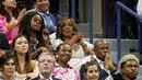 Gayle King (tengah) bersama Wali Kota New York City Eric Adams (tengah kanan) menonton pertandingan tenis antara Serena Williams melawan Danka Kovinic pada putaran pertama kejuaraan tenis US Open 2022 di New York, Amerika Serikat, 29 Agustus 2022. (AP Photo/John Minchillo)