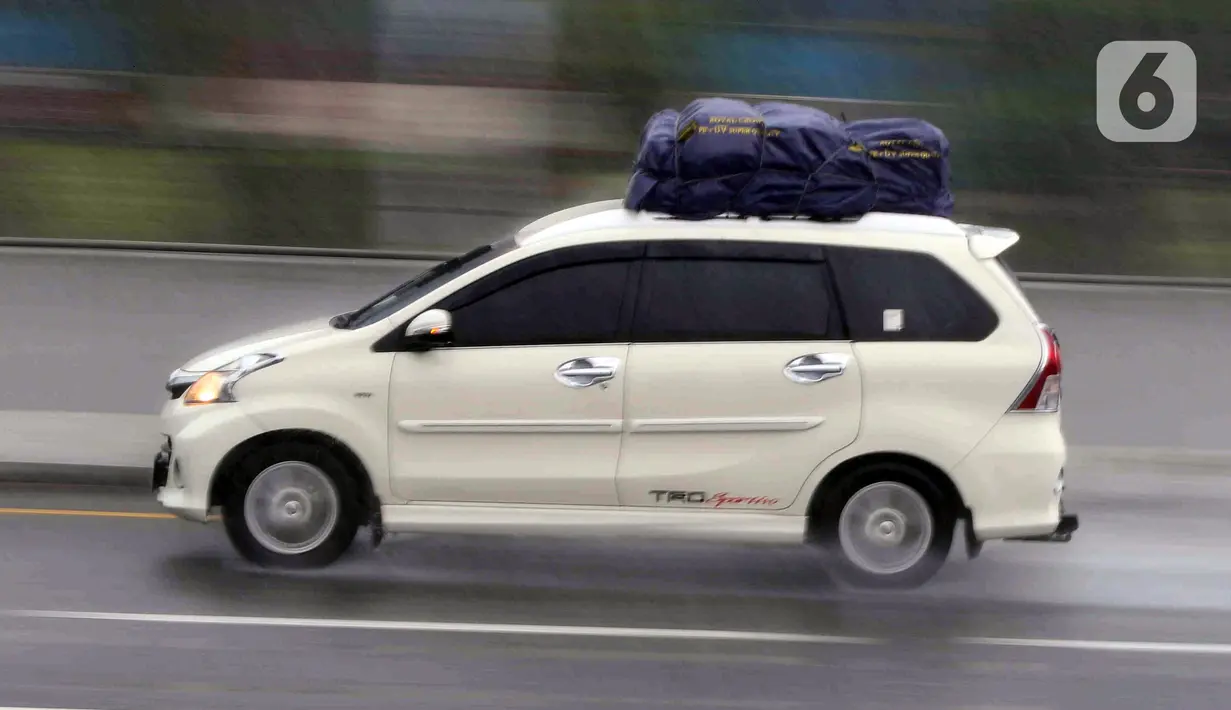 <p>Kendaraan pemudik melewati Jalan Tol Jakarta - Cikampek KM 69, Purwakarta, Jawa Barat, Rabu (27/4/2022). Memasuki H-6 Idul Fitri, arus mudik dari Jakarta yang melewati Jalan Tol Jakarta - Cikampek terpantau ramai lancar. (Liputan6.com/Herman Zakharia)</p>