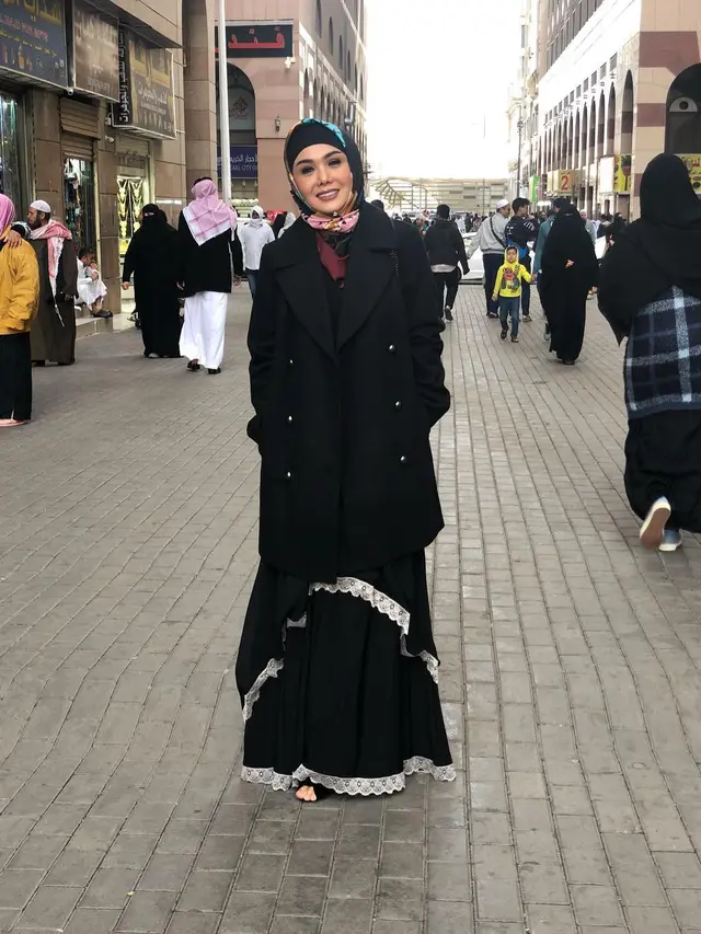 7 Inspirasi Gaya Hijab Yuni Shara, Simple Banget