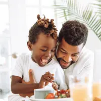 Ayah memiliki peran yang kuat dalam membentuk kecerdasan anak. (Foto: Unsplash/Jimmy Dean)