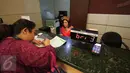 Teller berpakaian daerah melayani nasabah yang melakukan transaksi di Kantor Cabang Khusus (KCK) BRI, Jakarta, Jumat (21/4). Memperingati Hari Kartini, seluruh pegawai BRI mengenakan pakaian daerah dalam melayani nasabahnya. (Liputan6.com/Faizal Fanani)