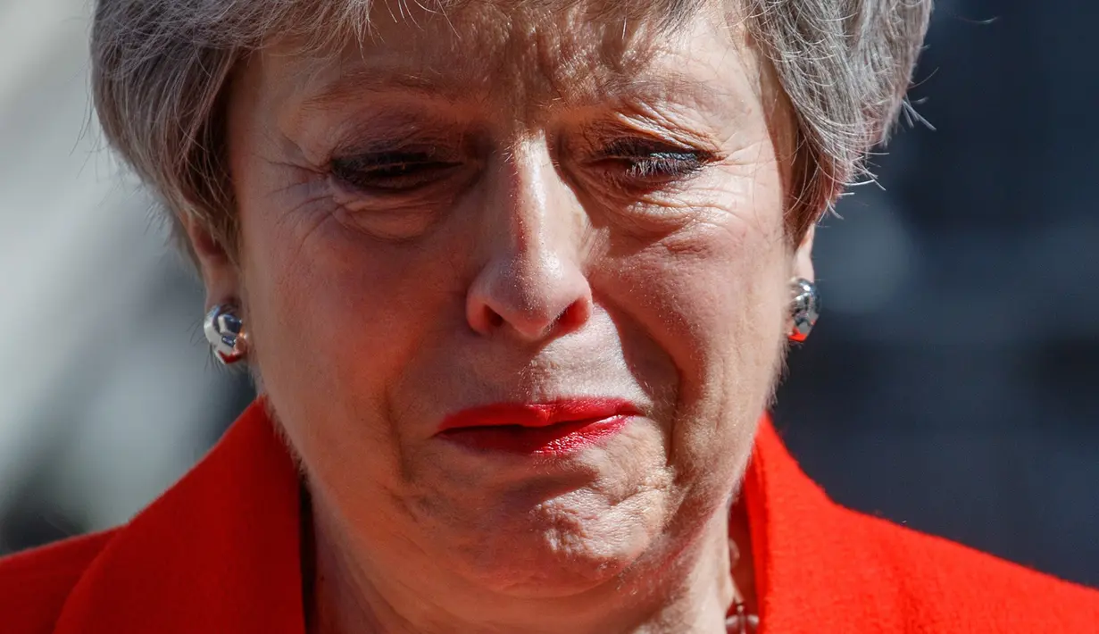 Perdana Menteri Inggris Theresa May menangis saat mengumumkan pengunduran dirinya di luar 10 Downing street di pusat London (24/5/2019). Theresa May mengumumkan dirinya akan mundur pada 7 Juni mendatang. (AFP Photo/Tolga Akmen)