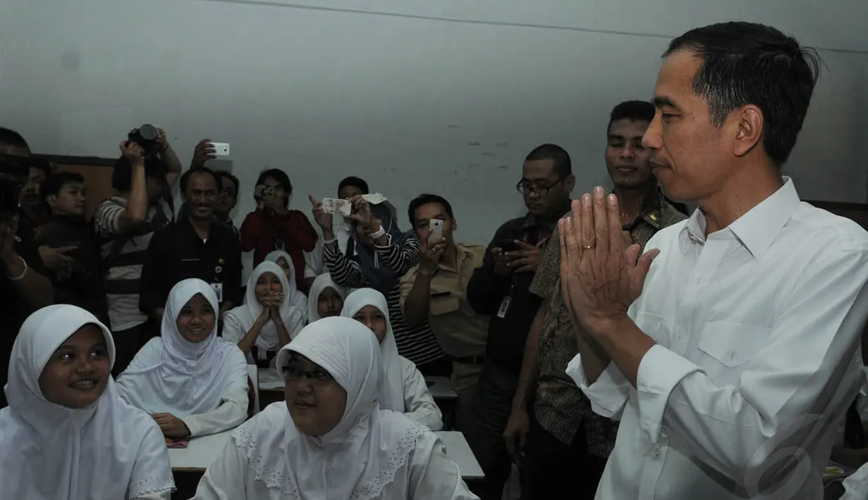 Jokowi pun berpamitan usai mengecek penerimaan KJP di SMPN 277, Jakarta, (23/9/14). (Liputan6.com/Herman Zakharia)