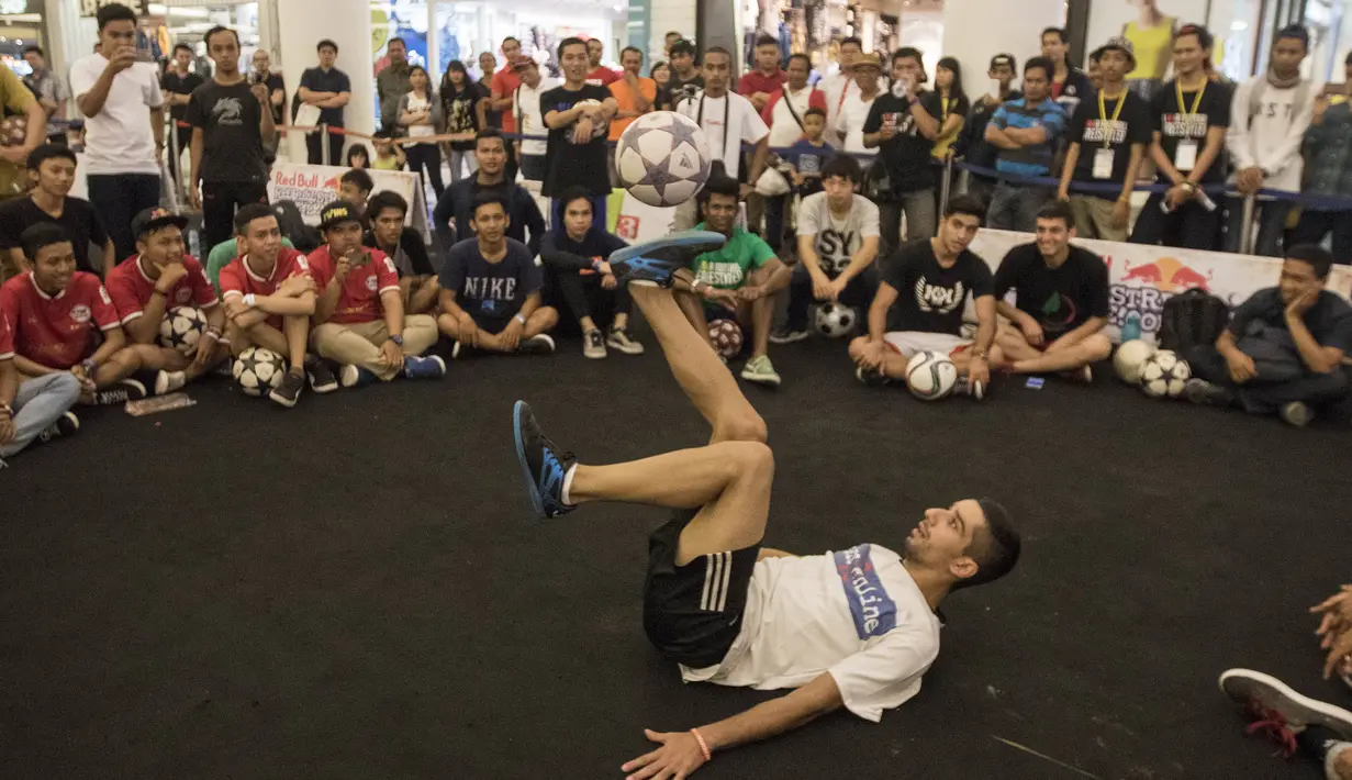 Seorang freestyler memainkan bola sambil tidur pada acara  Indonesian  Freestyle Football Championship 2015 di Mall Pluit Village, Jakarta, Sabtu (14/11/2015). (Bola.com/Vitalis Yogi Trisna)