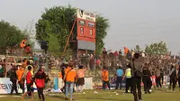 Bentrokan antarsuporter terjadi dalam laga lanjutan Grup 2 Liga 2 2017 antara PSIR Rembang melawan Persis Solo di Stadion Krida, Rembang, Minggu (16/7/2017). (Bola.com/Ronald Seger Prabowo)