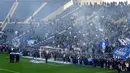 Para fans FC Porto memberikan penghormatan untuk mendiang mantan presiden FC Porto, Jorge Nuno Pinto da Costa di Stadion Dragao, Porto, Portugal pada 17 Februari 2025. Pinto da Costa, menjabat sebagai presiden FC Porto dari tahun 1982 hingga 2024 dan meninggal dunia pada usia 87 tahun. (AFP/Miguel Riopa)