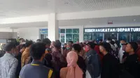 Sebanyak puluhan mahasiswa kedapatan membawa hasil tes PCR palsu di Bandara Halu Oleo Kendari.(Liputan6.com/Foto warga)