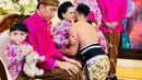Kaesang Pangarep (kanan) melakukan prosesi sungkeman terhadap Presiden Joko Widodo atau Jokowi berserta Ibu Negara Iriana jelang pernikahannya di kediaman, Sumber, Kota Surakarta, Jawa Tengah, Jumat (9/12/2022). Jokowi berharap Kaesang Pangarep dan Erina Gudono bisa menjadi keluarga yang bahagia. (Tim Media Pernikahan Kaesang-Erina)