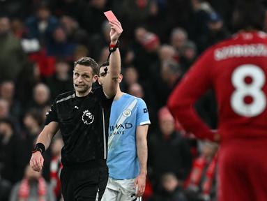 Laga lanjutan Liga Inggris 2025/2026 antara Liverpool melawan Manchester City, Minggu (08/02/2026) waktu setempat ditutup dengan keputusan kontroversial dari Wasit Pawson. (AFP/Paul Ellis)
