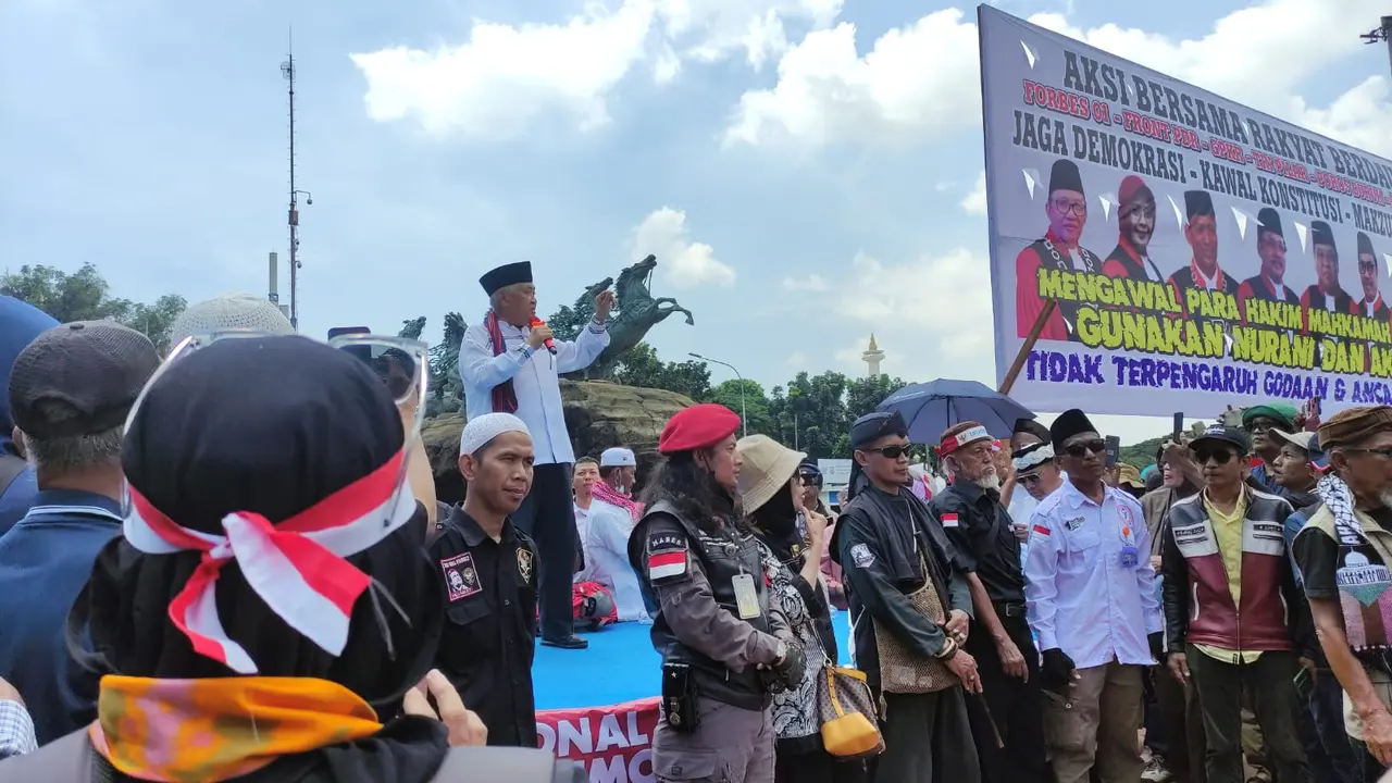 Mantan Ketua Umum PP Muhammadiyah Din Syamsuddin dalam aksi unjuk rasa di kawasan Patung Kuda, Jakarta Pusat, Senin (22/4/2024). (Merdeka.com/Rahmat Baihaqi)