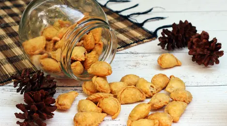 Pastel isi abon sapi gurih yang sempurna, dilapisi kulit renyah berwarna keemasan