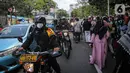Aparat kepolisian membubarkan peserta aksi Reuni 212 yang bertahan di Jalan Abdul Muis, Jakarta, Kamis (2/12/2021). Tindakan ini diambil demi menghindari terjadinya kerumunan massa. (Liputan6.com/Faizal Fanani)