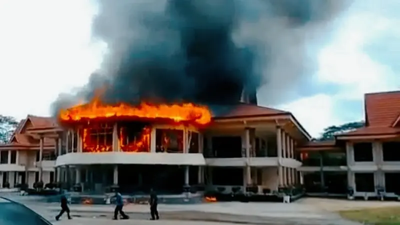 Kebakaran kantor DPRD Indragiri Hulu pada Selasa siang, 17 Januari 2023.