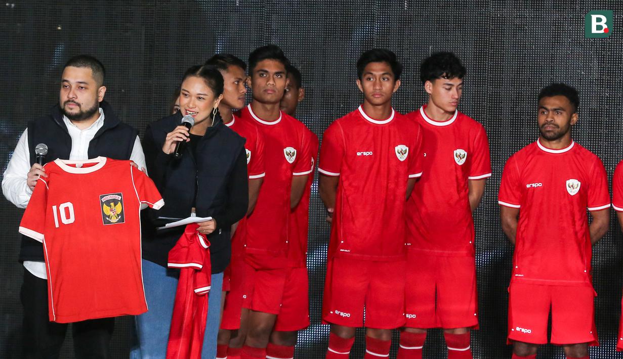Jersey baru Timnas Indonesia resmi diperkenalkan ke publik. Launching seragam tempur baru Skuad Garuda itu dilakukan di Bengkel Space, SCBD, Jakarta, Senin (18/3/2024) petang WIB. Dalam peluncuran jersey yang terinspirasi dari jersey kandang Timnas Indonesia tahun 1981 yang merupakan produksi jenama dalam negeri, Erspo, juga dihadiri oleh beberapa penggawa Timnas Indonesia yang sekaligus menjadi model. (Bola.com/Abdul Aziz)