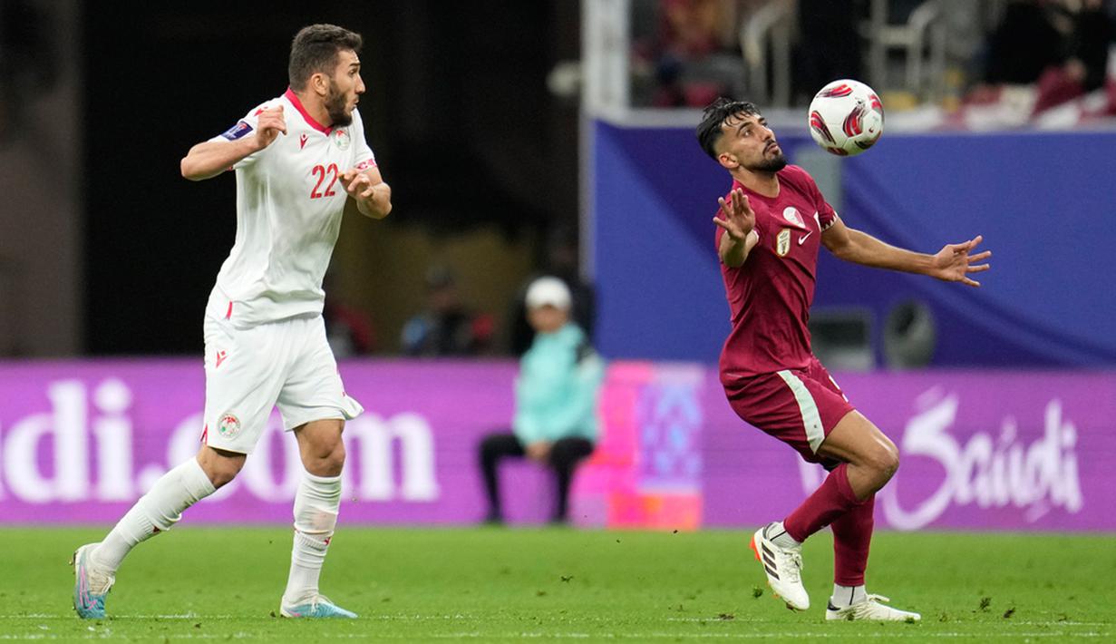 Qatar yang tampil impresif dalam dua pertandingan Piala Asia 2023 menjadi juara Grup A setelah mengalahkan Tajikistan 1-0. Qatar tidak menyia-nyiakan dua laga di babak grup. Tim asuhan Tintin Marquez bermain gemilang dengan sepak bola menyerang. (AP Photo/Aijaz Rahi)