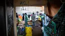 Seorang pria berjalan di gimnasium yang ditempati oleh para migran di lycee Jeanne-Bernard di Saint-Herblain, di luar Nantes, Prancis barat (28/3). Sekitar 250 imigran saat ini tinggal di tempat tersebut. (AFP Photo/Loic Venance)