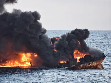 Kapal tanker minyak Iran hampir tenggelam usai mengalami kebakaran di Laut Cina Timur (14/1). Kapal tanker bernama Sanchi ini sebelumnya bertabrakan dengan kapal kargo hingga akhirnya terbakar di lepas pantai timur Shanghai. (Ministry of Transport via AP)