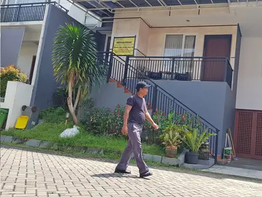 Seorang pria melintas di depan rumah mewah bos Abu Tours, Hamzah Mamba di Cinere, Depok, Jumat (6/4). Rumah yang harganya berkisar Rp 7 miliar itu telah disita oleh Direktorat Kriminal Khusus Polda Sulawesi Selatan. (Liputan6.com/Herman Zakharia)