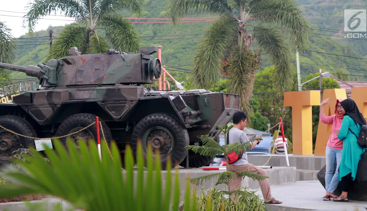 Monumen Nani Wartabone di nol kilometer Kota Gorontalo kini jadi tempat favorit bagi warga untuk ngabuburit. Adanya Alutsista TNI AD menambah keindahan sekitar monumen untuk dijadikan latar belakang berswafoto atau sekadar menghabiskan waktu menjelang buka puasa. (Liputan6.com/Arfandi Ibrahim)