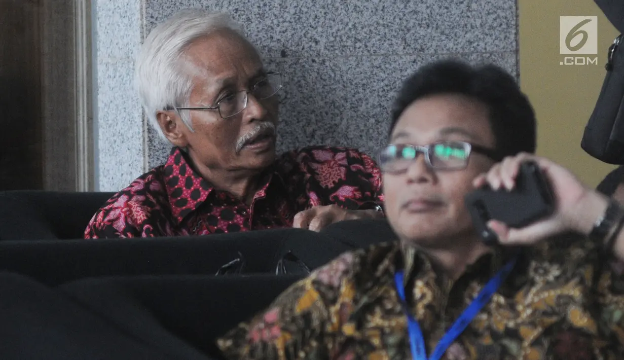 Direktur Keuangan PLN, Sarwono Sudarto berada di ruang tunggu Gedung KPK sebelum menjalani pemeriksaan di Jakarta, Selasa (30/4/2019). Sarwono Sudarto diperiksa sebagai saksi dalam kasus suap dugaan pembangunan PLTU Riau-1 yang menyeret Dirut nonaktif PT PLN Sofyan Basir. (merdeka.com/Dwi Narwoko)
