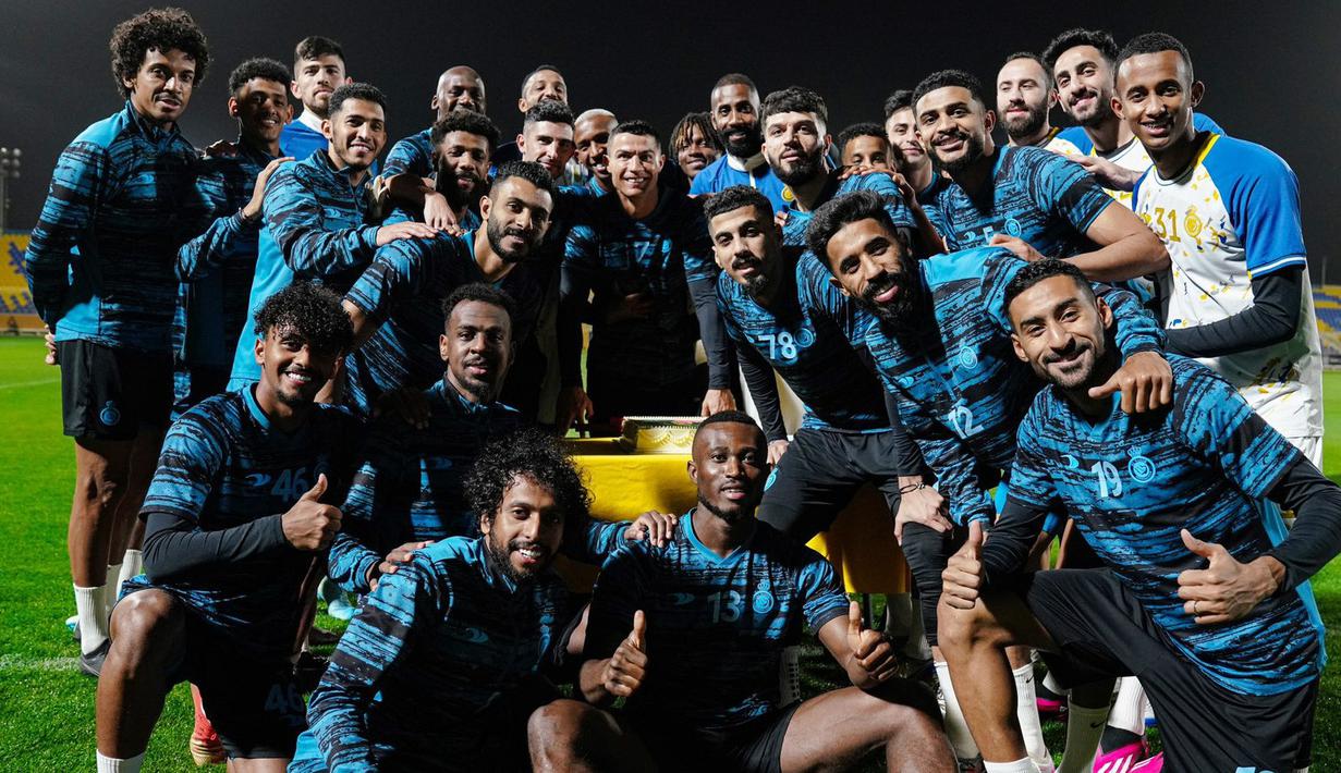 Cristiano Ronaldo mengungkapkan rasa terima kasih kepada semua pihak yang menyampaikan ucapan selamat kepada dirinya. Ia menyampaikan rasa rasa sykur dan kebahagian tepat di hari jadinya yang ke-38 ditemani teman dekat dan keluarganya. (Twitter/Al Nassr FC)