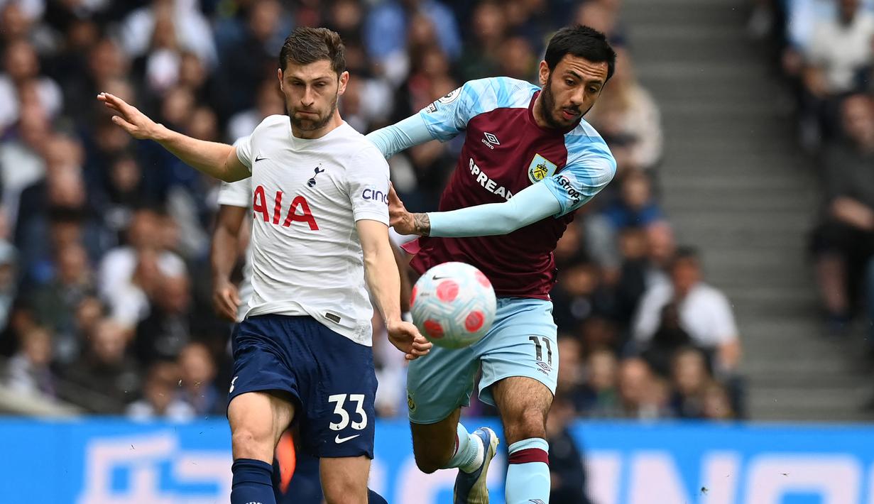 Tottenham Hotspur yang bersaing dengan Arsenal untuk berebut posisi ke-4 sebagai jatah terakhir ke Liga Champions musim depan tampil dominan atas tamunya Burnley. Ben Davies dkk tercatat menguasai permainan dengan 70 persen penguasaan bola. (AFP/Glyn Kirk)