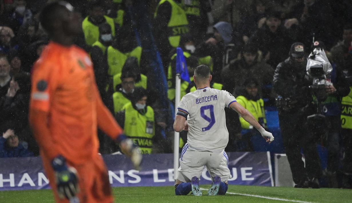 Karim Benzema. Striker Prancis berusia 34 tahun milik Real Madrid ini total mencetak 2 kali hattrick pada tahun 2022. Kedua hattrick Karim Benzema dicetaknya pada musim 2021/2022 di fase gugur Liga Champions dalam dua laga berurutan yang turut berperan membawa Los Blancos menjadi kampiun Eropa. Hattrick pertama dicetak ke gawang PSG pada leg kedua babak 16 besar (9/3/2022) dan dilanjutkan dengan hattrick ke gawang Chelsea pada leg pertama babak perempatfinal (6/4/2022). (AFP/Javier Soriano)