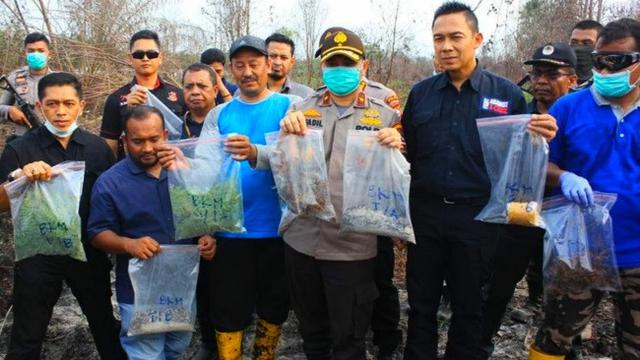 Tim Gakkum Terpadu mengambil sampel di perusahaan biang kabut asap di Riau.