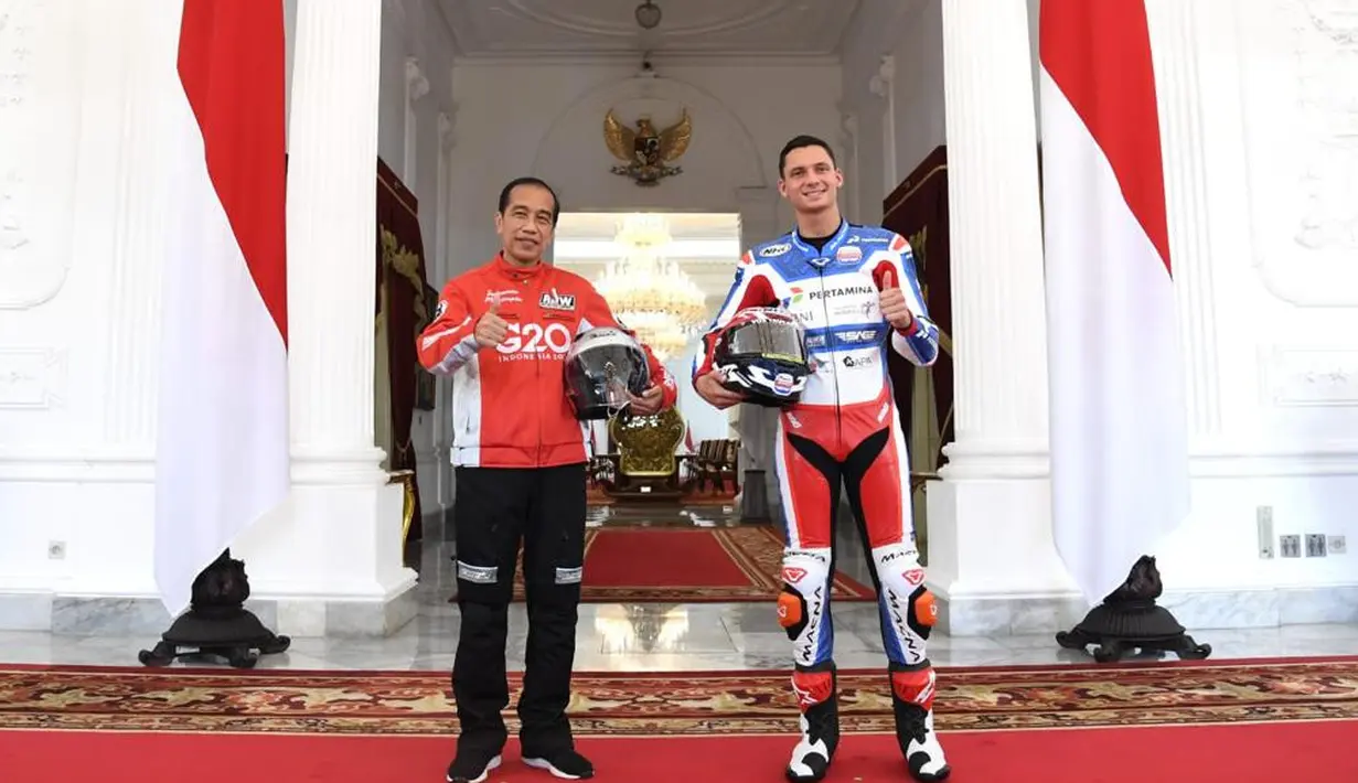 Presiden Joko Widodo berfoto dengan pembalap Pertamina Mandalika SAG, Bo Bendsneyder di Istana Merdeka, Jakarta, Rabu (16/3/2022). Para pembalap datang dengan memakai setelah baju khusus balap motor yang akan dipakai dalam Grand Prix Indonesia di Mandalika. (Lukas - Biro Pers/Setpres)