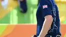 Pegolf Inggris, Justin Rose berkompetisi pada nomor perseorangan putra cabang golf di Olimpiade 2016, Rio de Janeiro, Kamis (11/8). Pada putaran pertama, Rose melambungkan bola ke lubang keempat yang berjarak 188 yard (172 meter). (Emmanuel Dunand/AFP)