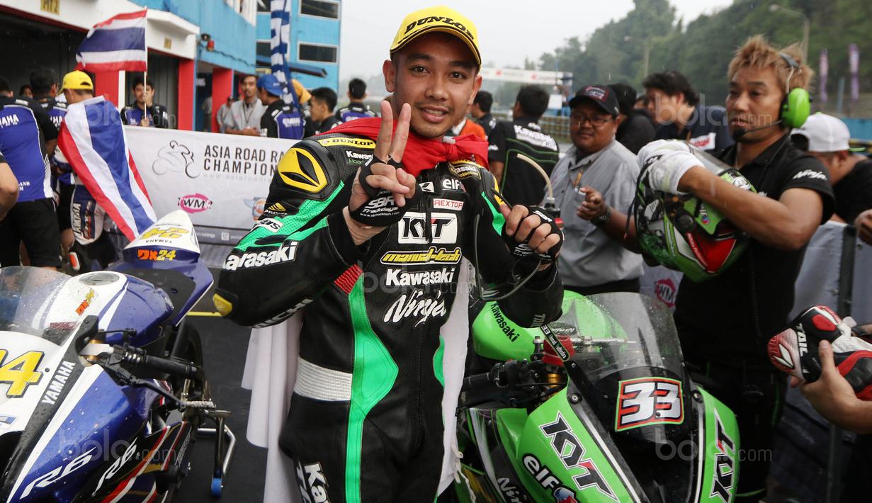 Pebalap Indonesia  berfoto Ahmad Yudhistira usai beraksi di kelas Supersport 600cc Asia Road Racing Championship di Sentul International Circuit, Bogor (13/8/2017).  Yudhistira finish kedua. (Bola.com/Nicklas Hanoatubun)