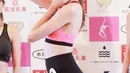 Sesi berikutnya, Shiino tampil dengan baju renangnya. Mengenakan atasan pink crop dipadukan short pants hitam.  [@karolina0824]