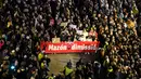 Para pengunjuk rasa memegang spanduk bertuliskan 'Carlos Mazon, Mundur' saat menuntut pengunduran diri presiden regional Valencia pada Minggu 29 Desember 2024. (JOSE JORDAN/AFP)
