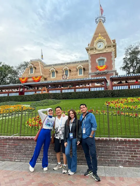 Salah satu foto memperlihatkan Arifin Putra mengunjungi Disney California Adventure Park bersama Syifa Hadju, Hanung Bramantyo, dan Zaskia Adya Mecca. Rupanya, ini kali pertama sang aktor melawat Disney Land. “Jujur saya belum pernah ke Disneyland lain. Ini pertama kali saya ke sini. Jadi saya beruntung banget akhirnya dapat kesempatan main ke sini,” akunya. (Foto: Dok. Koleksi Pribadi Arifin Putra)