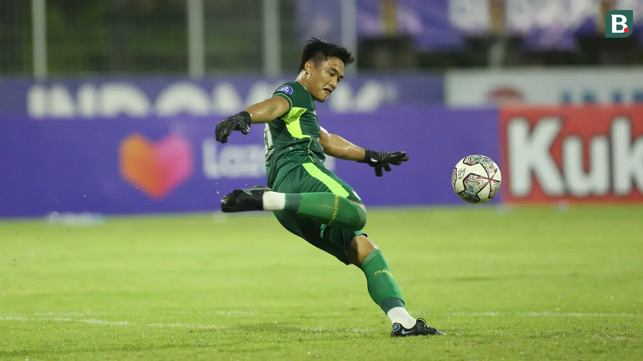 Foto: Aksi Ernando Ari Sutaryadi, Kiper Belia Persebaya Surabaya yang Membuat Juara BRI Liga 1 Bali United Gigit Jari