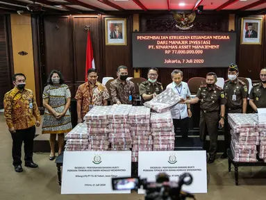 Jaksa Agung Muda Tindak Pidana Khusus Ali Mukartono (keempat kanan) menunjukkan tumpukan uang saat rilis eksekusi barang bukti Honggo Wendratno di Kejaksaan Agung RI, Jakarta, Selasa (7/7/2020). Kejagung menyita barang bukti uang Honggo Wendratno sebesar Rp 97 miliar. (Liputan6.com/Faizal Fanani)