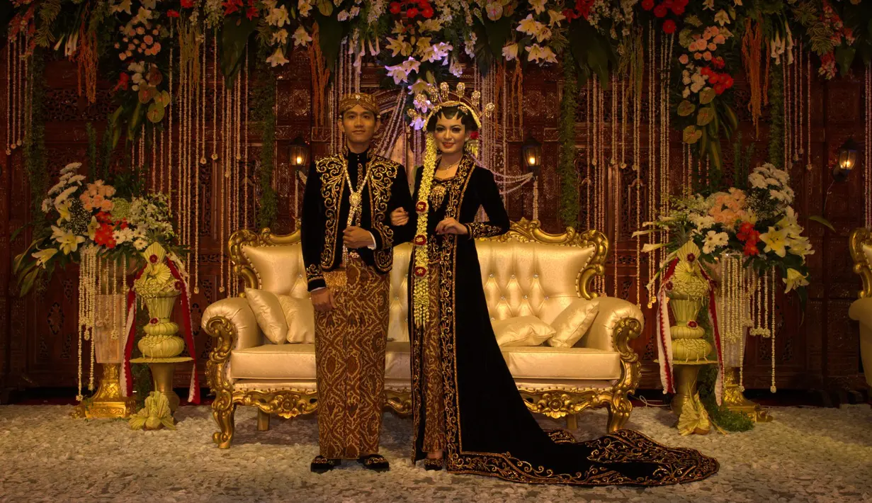 Busana yang dirancang oleh Hanif Aisyah Nanjaya yang dikenakan Selvi Ananda ini sontak mencuri perhatian media dan masyarakat yang hadir pada resepsi itu. (Galih W. Satria/bintang.com)