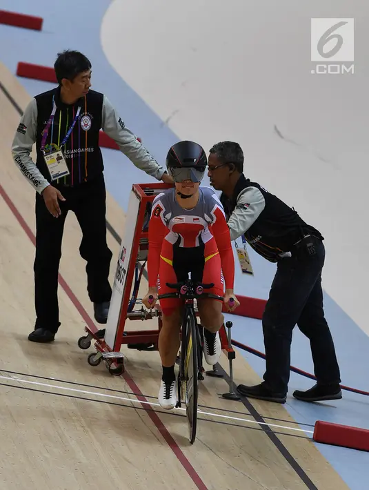 Pesepeda Ayustina Delia Priatna saat bersiap mengikuti balap sepeda nomor tanding individual persuiy 3000 m putri, di Jakarta Internasional Velodrome, Kamis (30/8). Ayustina gagal merebut medali perunggu. (Merdeka.com/Imam Buchori)