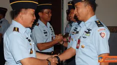 Citizen6, Kalijati: Danlanud Suryadarma memimpin serah terima jabatan Kepala Dinas Pers di ruang rapat Lanud Suryadarma, Senin (19/9). (Pengirim: Pentaksdm)