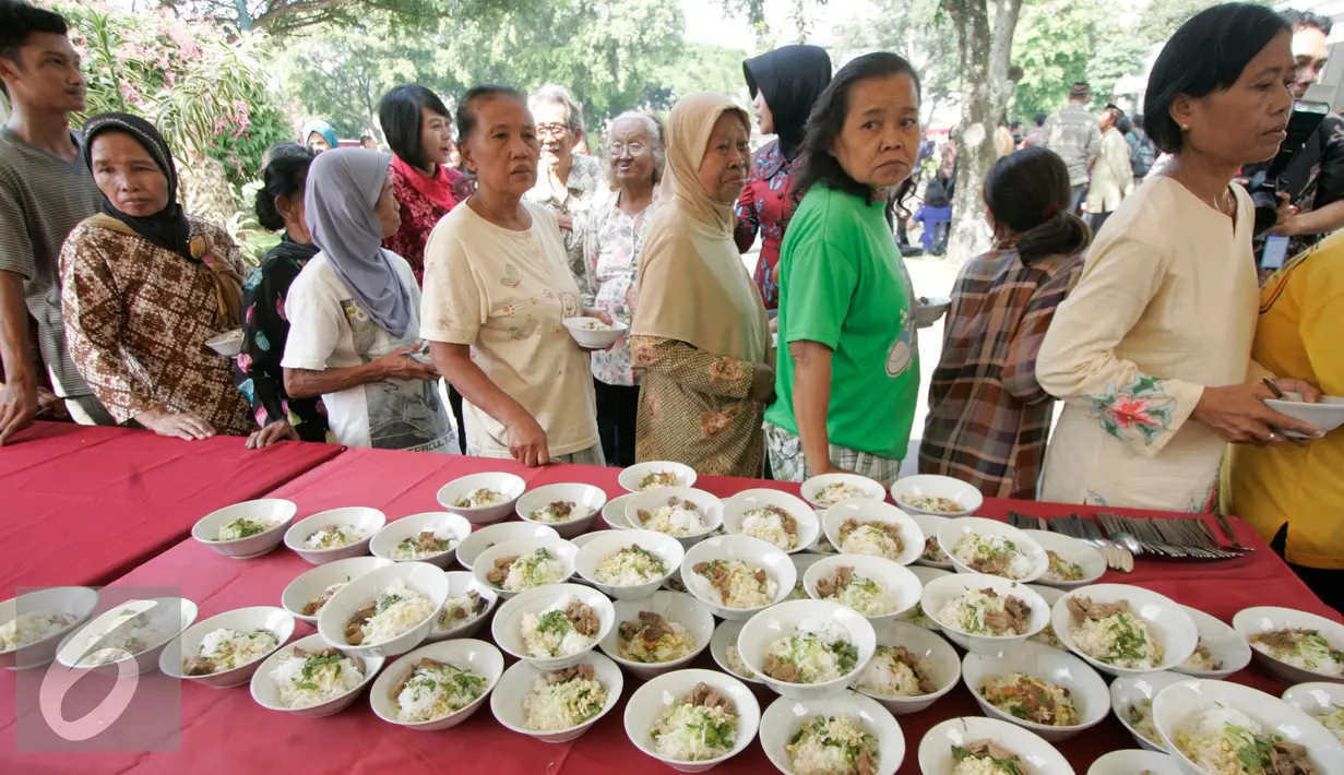 Warga mengantre makan siang saat open house Presiden Jokowi di Istana Kepresidenan Gedung Agung, Yogyakarta, (9/7).  Open House yang di gelar oleh Presiden Jokowi ini diikuti oleh ribuan masyarakat yang berada di Yogyakarta. (Liputan6.com/Boy Harjanto)