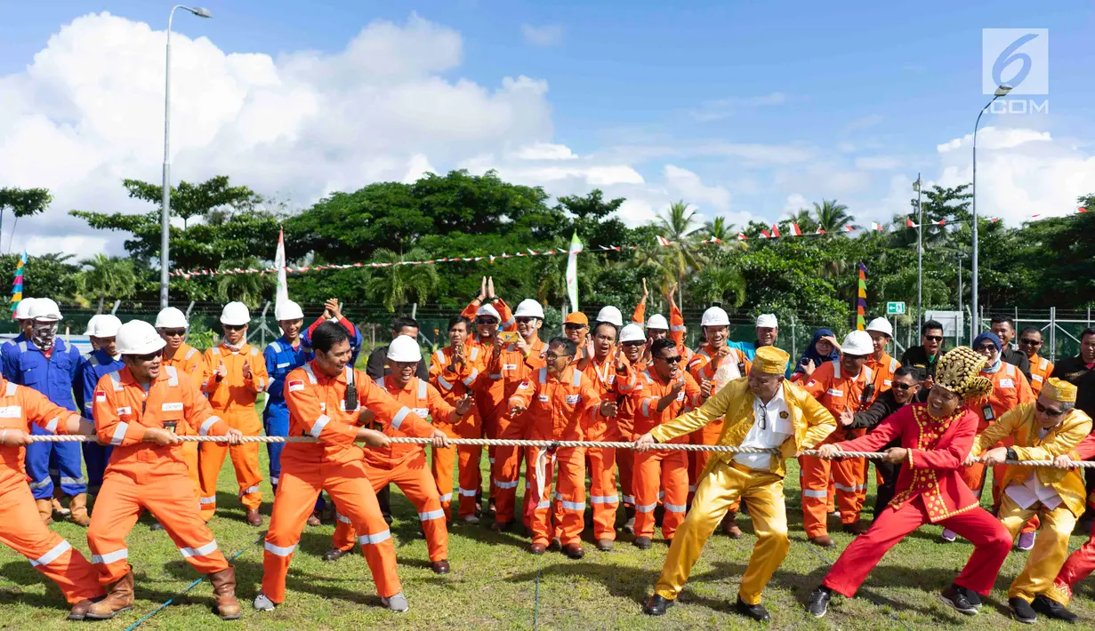 Kepala Divisi Formalitas SKK Migas, Didik S. Setyadi, bersama karyawan mengikuti lomba tarik tambang dalam rangka HUT ke-74 RI di kilang JOB Pertamina-Medco E&P Tomori Sulawesi, Sabtu (17/8/2019). Perlombaan digelar meningkatkan keakraban serta rasa cinta tanah air. (Liputan6.com/Immanuel Antonius)