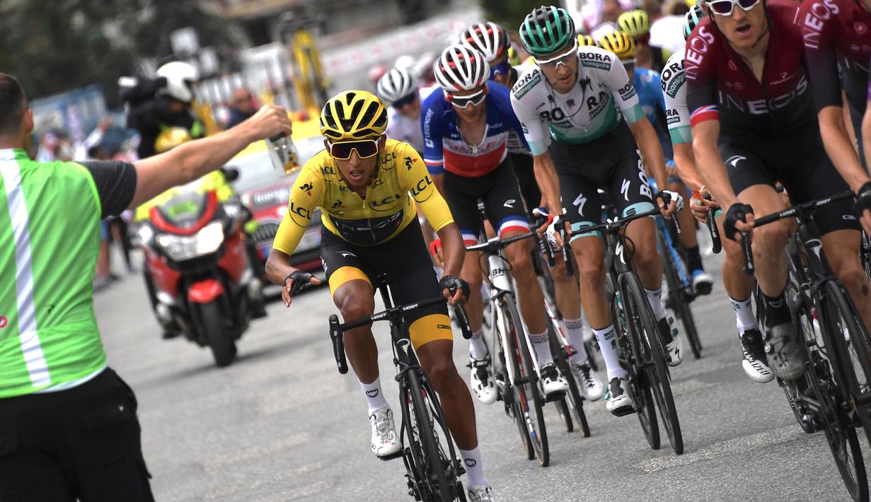 Egan Bernal (kuning) dari tim Ineos, melewati tantangan 21 etape sejauh 3,480 km berkompetisi dengan 176 pebalap dari 22 tim aga rmenjadi yang terbaik di Tour de France 2019 kali ini. (AFP/Jeff Pachoud)