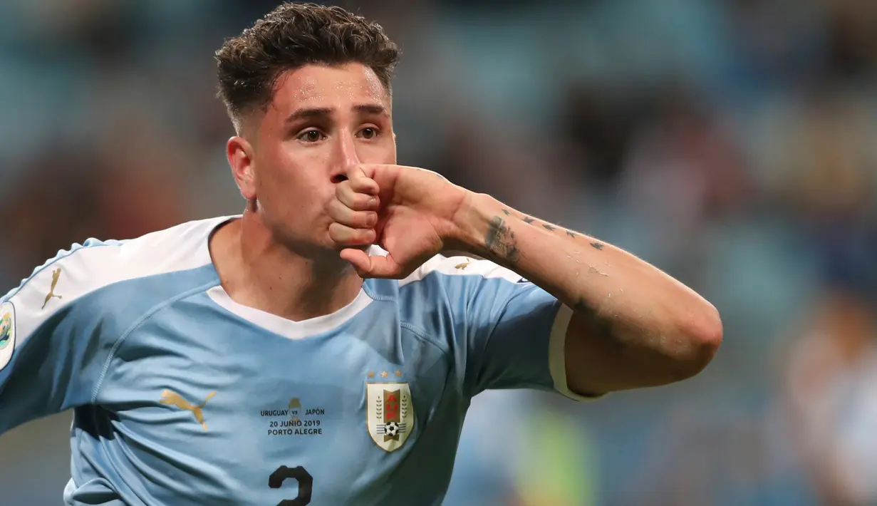 Bek Uruguay, Jose Gimenez berselebrasi usai mencetak gol ke gawang Jepang selama pertandingan grup C Copa America 2019 di Arena Gremio di Porto Alegre, Brasil (20/6/2019). Jepang bermain imbang 2-2 atas Uruguay. (AP Photo/Edison Vara)