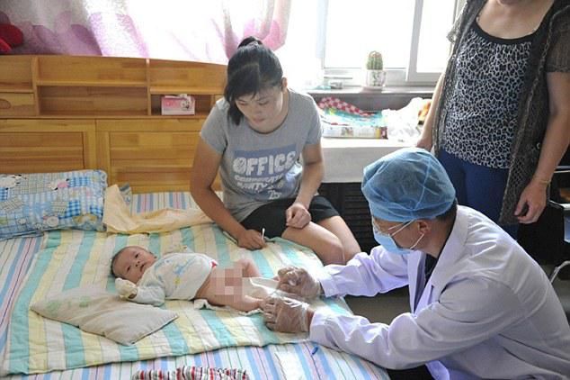 Para bayi saat diperiksa kesehatannya | Foto: copyright dailymail.co.uk